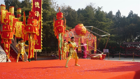 开封庙会看这里：舞中幡炫绝技 燃爆翰园传统演艺