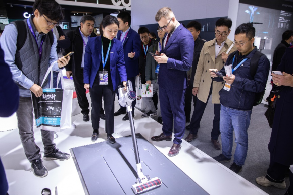 TINECO添可携全球首台智能无线吸尘器PURE ONE亮相AWE