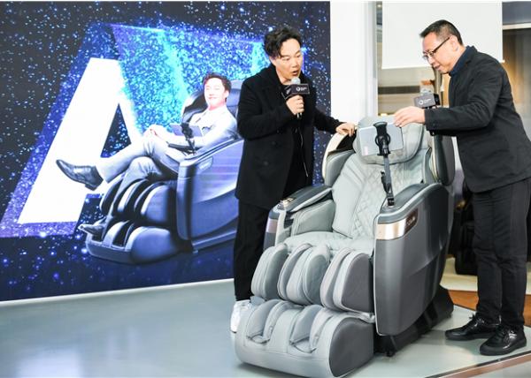 芯科技•真按摩 奥佳华按摩椅AI新品携手陈奕迅亮相上海环球港