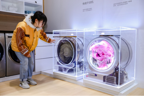 海尔AWE发布革命性热泵干衣机：烘干衣物不打结