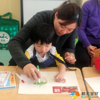 积木宝贝花乡中心妇女节活动：用爱呵护宝宝成长