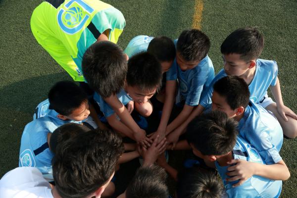 乐动体育携手国外教练成立的少儿足球训练营如期开课