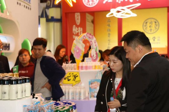 新希望乳业全家福亮相糖酒会，芯乳业成就新鲜之选