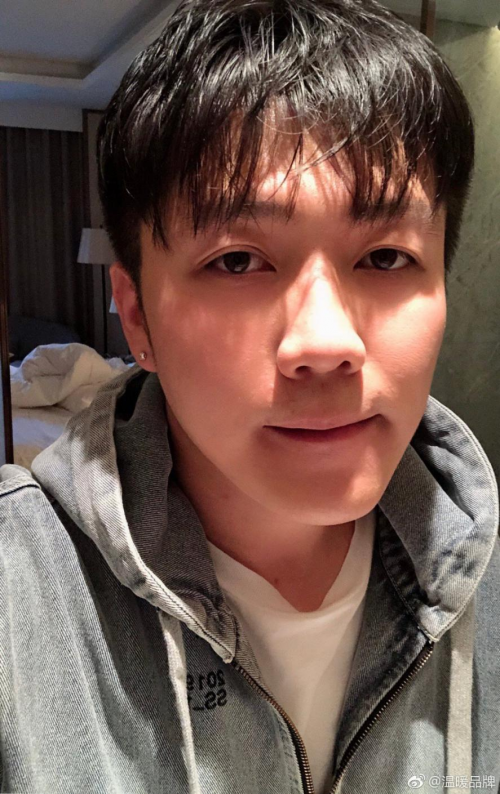 户外一哥苏C皮蛋3.15虎牙首秀 富二代包场电影院自我介绍？