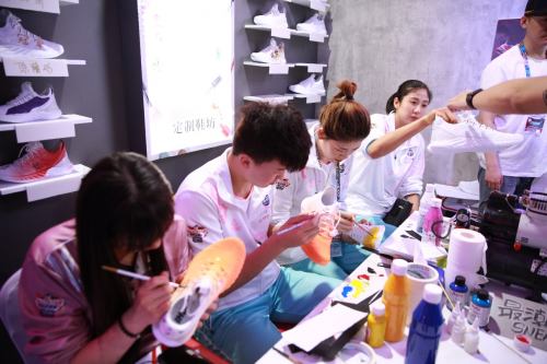 全明星匹克展位吸引众排坛大咖态极1.0纯白鞋DIY活动获郎平称赞