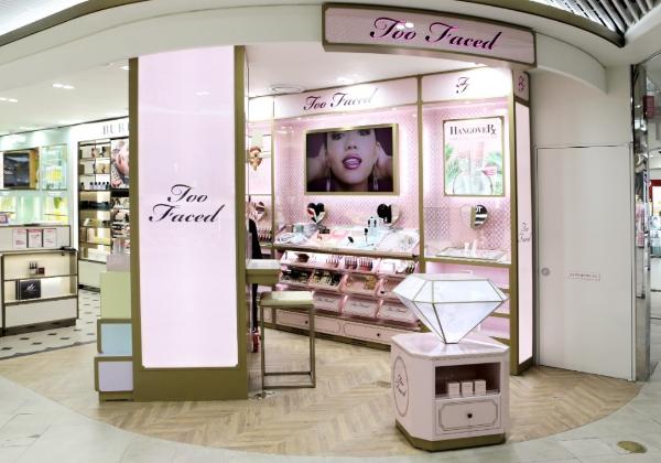 Too Faced 品牌登陆韩国，都塔免税店首家卖场开业