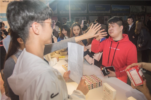 上海男学生持8部手机参加活动，喊话天猫超级品类日：我想健康！