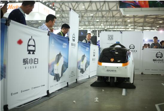 无人驾驶清扫车蜗小白被调戏，参观者戏谑：脾气真好