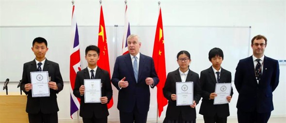 英国约克公爵安德鲁王子一行访问融侨赛德伯学校