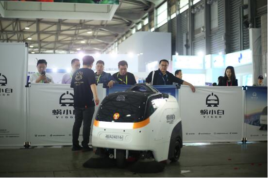 无人驾驶清扫车蜗小白被调戏，参观者戏谑：脾气真好