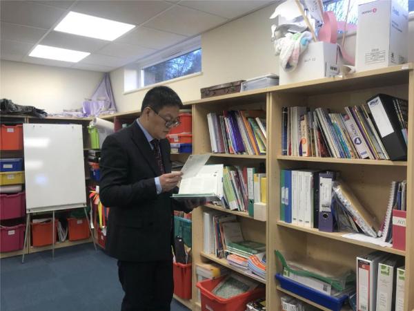 当他打开希沃白板，英国师生纷纷称赞