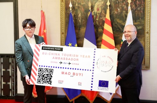 中欧旅游年欧盟旅游亲善大使毛不易畅游法国西班牙，解读欧洲风情