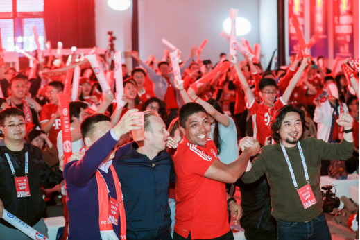 与仁共兴，传奇锋霸携600中国球迷见证拜仁登顶顶