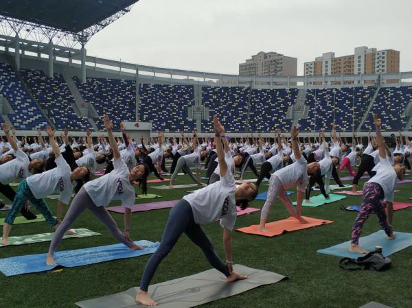 全城热练尚汀瑜伽 首届健身瑜伽节开幕