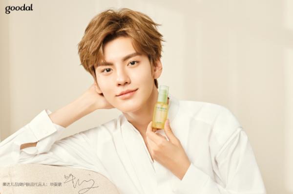 青春偶像毕雯珺代言果达儿，与肌肤享受温柔亲吻