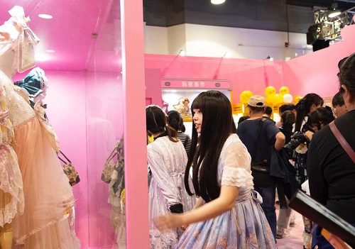 lo裙只有白富美能玩？闲鱼让贫民窟女孩花一分钱逆袭成全场焦点