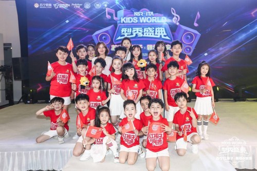 最强大脑王雯萱助阵KIDS WORLD  鼓励孩子享受舞台