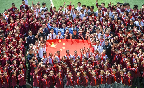 “我爱你祖国”——东航志愿者与2000名师生同升国旗同唱国歌