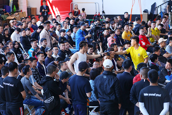 健身教父查尔斯、女神牟丛见面会落地赛普健身 粉丝:全程干货