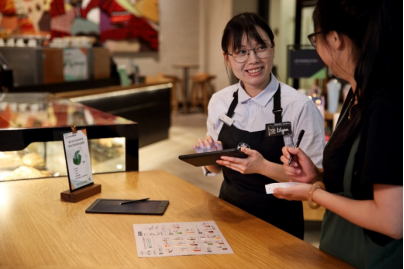 想象一颗咖啡豆存在的巨大潜力，用心聆听爱的声音 星巴克中国首家手语门店在广州开业