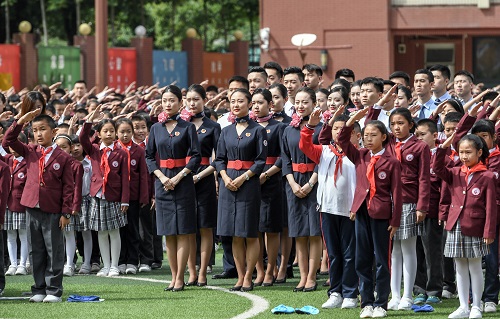 “我爱你祖国”——东航志愿者与2000名师生同升国旗同唱国歌
