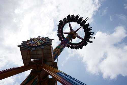 恐高爸爸奥陶纪坐两次大摆锤狂吐 只为哄女儿开心