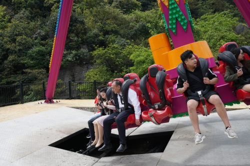 恐高爸爸奥陶纪坐两次大摆锤狂吐 只为哄女儿开心