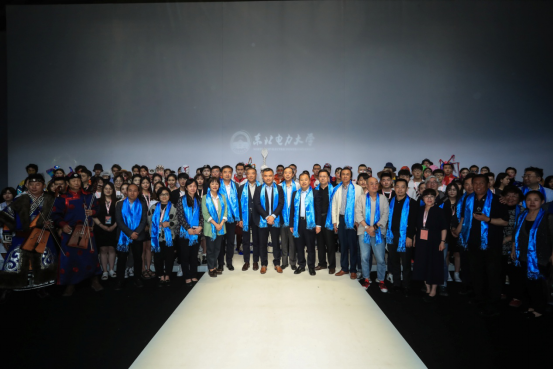 郭尔罗斯 盛装之歌-东北电力大学服装专业毕业生作品在京发布