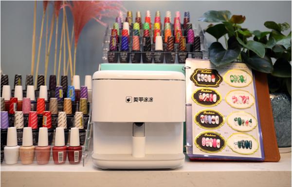 将百万潮流美甲款式，装进“涂涂”美甲机器人