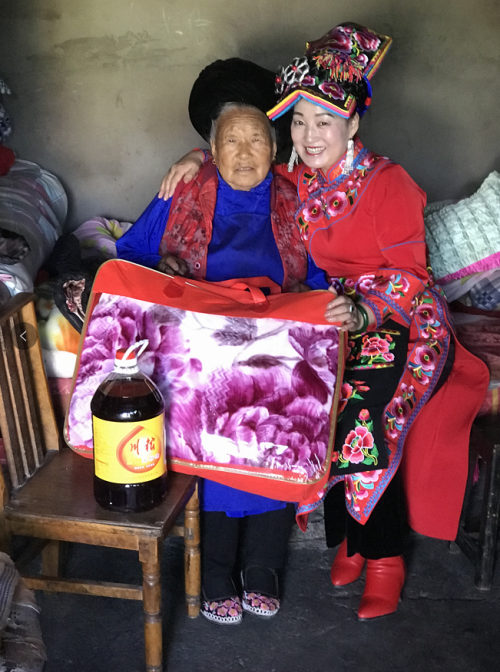 羌族慈善家崔霞 走进贫困社区慰问藏羌贫困群众