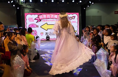 lo裙只有白富美能玩？闲鱼让贫民窟女孩花一分钱逆袭成全场焦点