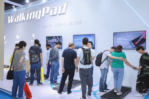 WalkingPad走步机亮相上海体博会：家庭轻运动时代已经来临
