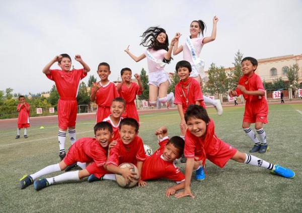 梦想书包公益行——国际小姐与夏马勒巴格镇中心小学足球小将互动