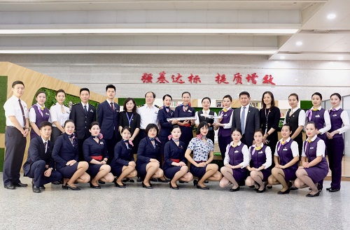 东航空姐与上海“高姐”共建 打造真情服务