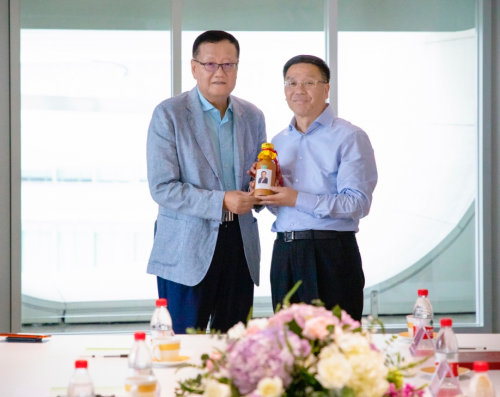 茅台李保芳一行到访凤凰集团 梦之桥上共凭栏