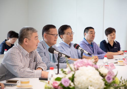 茅台李保芳一行到访凤凰集团 梦之桥上共凭栏