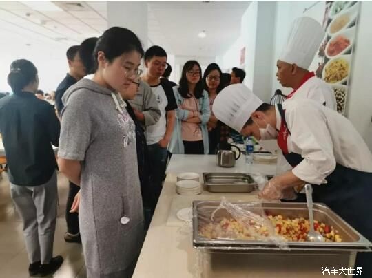 驻唱歌手、米纸粽子、艾草香囊伴BMTS上海员工共度端午美食节