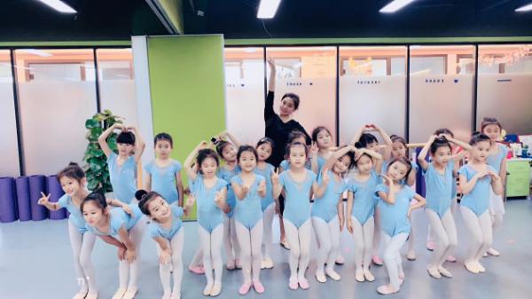 桔子树艺术培训口碑：家长发朋友圈为孩子骄傲