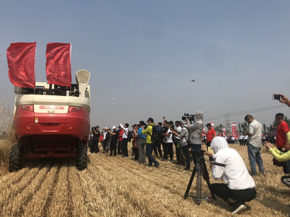 雷沃阿波斯自动驾驶农机开启三夏“无人”模式