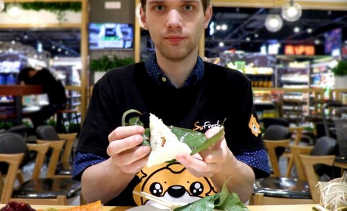 蜜饯红豆辣条粽“掰头”苏宁618，美国小哥pick它