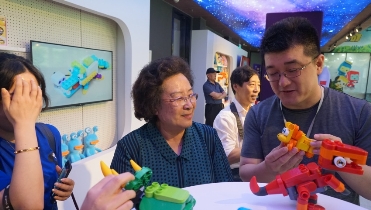 中国下一代教育基金会走进葡萄科技 布鲁可为原创国产玩具发出最强音