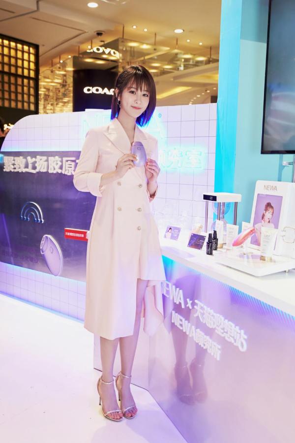 杨紫出席以色列用射频美容仪NEWA快闪活动，现场分享紧致肌肤的秘诀