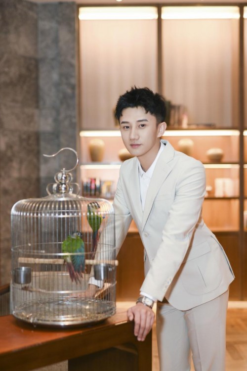 梁振伦出席中拉国际模特大赛，超高颜值上镜