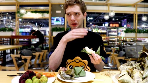 蜜饯红豆辣条粽“掰头”苏宁618，美国小哥pick它