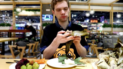 蜜饯红豆辣条粽“掰头”苏宁618，美国小哥pick它