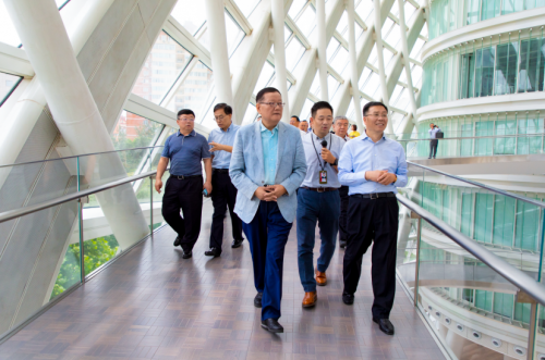 茅台李保芳一行到访凤凰集团 梦之桥上共凭栏