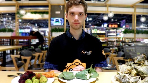 蜜饯红豆辣条粽“掰头”苏宁618，美国小哥pick它