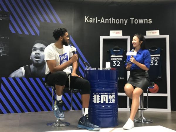 《王牌星机》重磅专访，NBA球星唐斯大展桌上投篮技巧