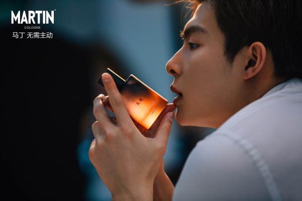 马丁男士×张铭恩：铭记男人香 深度诠释“无需主动“
