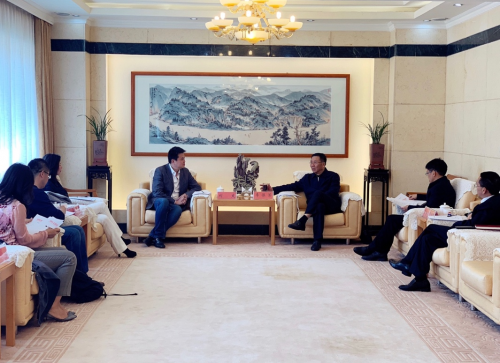 茅台李保芳一行到访凤凰集团 梦之桥上共凭栏